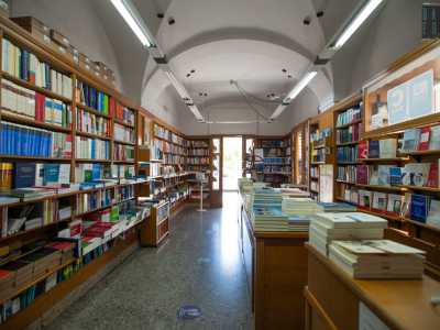 ...anche questa azienda �convive� con la propria libreria, collocata al piano terra